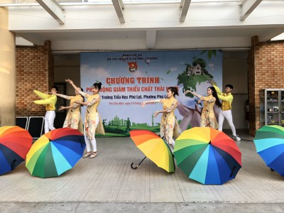 Tiểu học Phú Lợi tổ chức phát động giảm thiểu chất thải nhựa