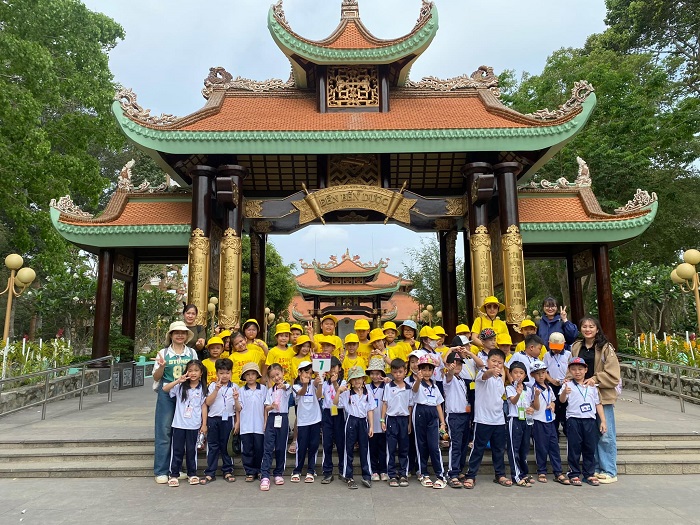 Tiểu học Phú Lợi tổ chức tham quan Khu di tích Địa đạo Củ Chi và  trải nghiệm tại Nông trại Profarm.