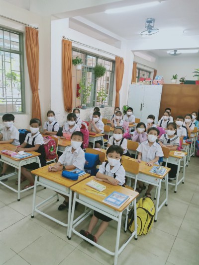 Trường Tiểu học Phú Lợi phát khẩu trang vải cho tất cả học sinh