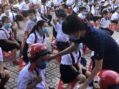 TH Phú Lợi trao tặng 560 nón bảo hiểm cho tất cả các em học sinh lớp 1.