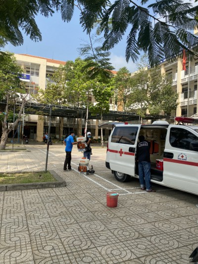 Trường Tiểu học Phú Lợi  phun thuốc khử khuẩn, chuẩn bị đón học sinh đi học trở lại.