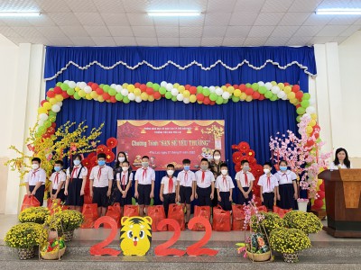 trường Tiểu học Phú Lợi tổ chức trao quà đón tết Nguyên Đán Nhâm Dần 2022