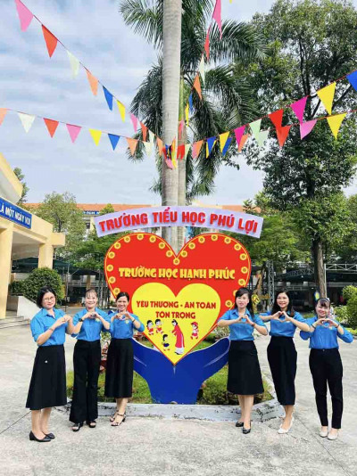 Công đoàn viên CĐCS TH Phú Lợi hưởng ứng phong trào mặc áo xanh công đoàn vào thứ ba tuần đầu của tháng