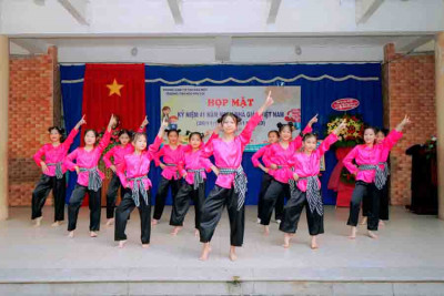 Trường Tiểu học Phú Lợi đã tổ chức kỷ niệm 41 năm ngày Nhà giáo Việt Nam