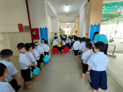 Trường tiểu học Phú Lợi phối hợp với phòng khám đa khoa Bạch Đằng tổ chức khám sức khoẻ cho các em học sinh.