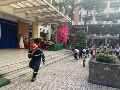Trường TH Phú Lợi tổ chức tuyên truyền hướng dẫn kỹ năng ứng phó sự cố khi có cháy nổ xảy ra