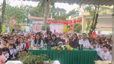 Ban giám hiệu trường TH Phú Lợi thăm hỏi, tặng hoa cho nhân viên y tế nhà trường