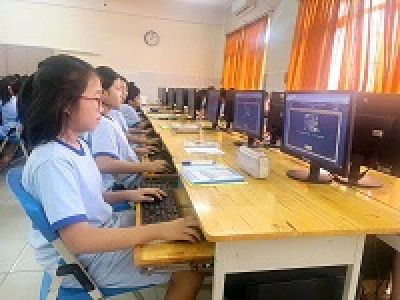 Giáo viên Tiếng Anh trường Tiểu học Phú Lợi bồi dưỡng học sinh tham gia IOE cấp Thành phố.