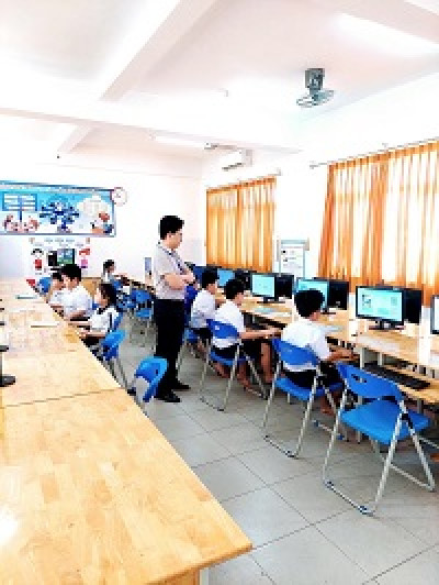 Học sinh lớp 2 Trường tiểu học Phú Lợi tích cực học tập trên nền tảng lớp học mở Khan Academy tại nhà