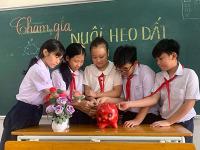 Học sinh khối lớp 5 - trường tiểu học phú lợi tiếp tục hưởng ứng phong trào nuôi heo đất