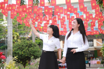 Trường Tiểu học Phú Lợi trang trí cờ chào mừng 50 năm ngày 30/4 giải phóng miền nam thống nhất đất nước và 139 năm ngày Quốc Tế Lao Động 1/5.