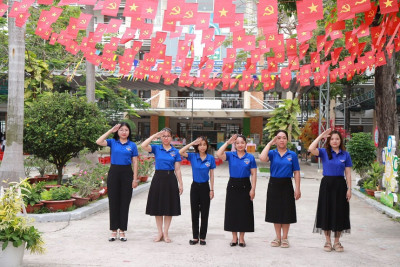 Chi Đoàn trường Tiểu học Phú Lợi tổ chức các hoạt động chào mừng 50 năm ngày giải phóng miền nam (30/4/1975 – 30/4/2025)