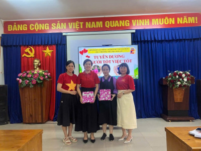Trường Tiểu học Phú Lợi tổ chức cho giáo viên xem phim tư liệu ôn lại truyền thống 50 năm thống nhất đất nước
