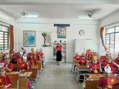 Học sinh khối 4 trường Tiểu học Phú Lợi hưởng ứng 50 năm ngày giải phóng miền nam thống nhất đất nước