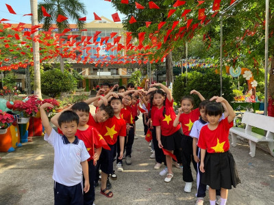 Trường Tiểu học Phú Lợi tổ chức tổng vệ sinh trường lớp trước kỳ nghỉ lễ 30/4 và 01/5