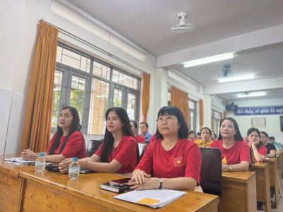 Trường Tiểu học Phú Lợi tổ chức cho giáo viên xem phim tư liệu ôn lại truyền thống 50 năm thống nhất đất nước
