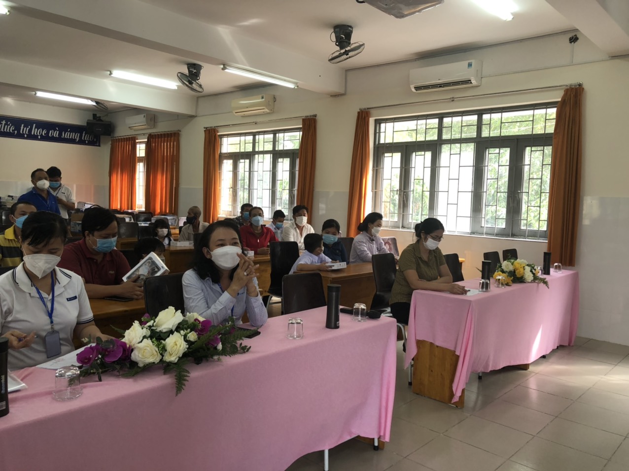 trường TH Phú Lợi trao tặng máy tinh cho học sinh theo chương trình "Sóng và máy tính cho em"