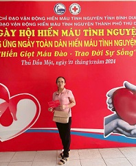 cô Bùi Thị Hồi-GV Trường TH Phú Lợi đã tham gia chương trình hiến máu nhân đạo