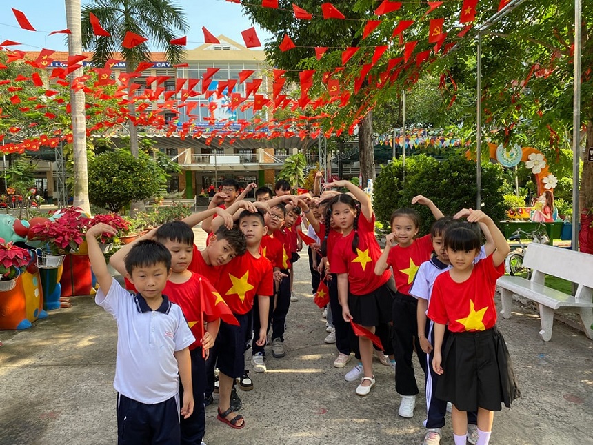 Cô và trò lớp 2/1 hân hoan hưởng ứng chào mừng 50 năm ngày giải phóng miền nam, thống nhất đất nước 30/4