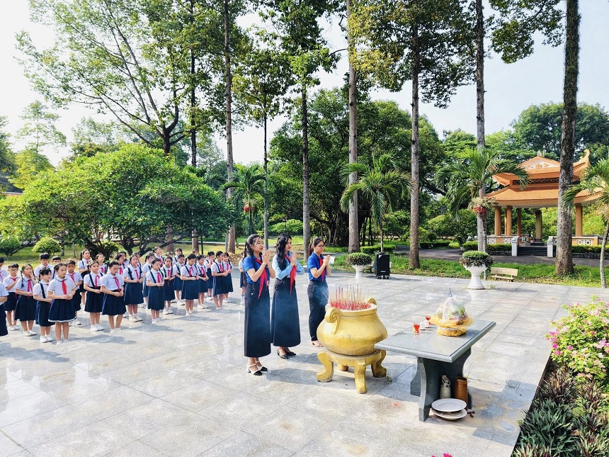 Liên Đội trường tiểu học Phú Lợi tổ chức hành trình về địa chỉ đỏ
