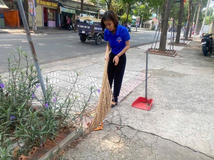 Đoàn viên chi đoàn trường tiểu Học Phú lợi ra quân tổng vệ sinh chào mừng giải phóng miền nam, thống nhất đất nước (30/4) và quốc tế lao động (1/5)