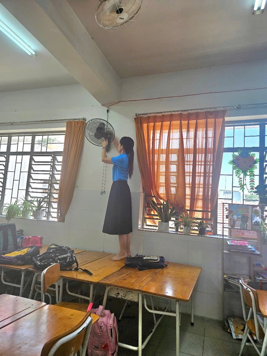 Trường Tiểu học Phú Lợi tổ chức tổng vệ sinh trường lớp trước kỳ nghỉ lễ 30/4 và 01/5
